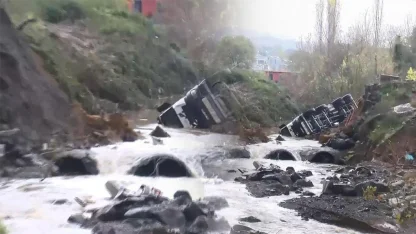 İstanbul'un en fazla yağış alan ilçesi oldu! Yol çöktü, araçlar düştü