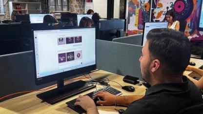 İzmir Büyükşehir Belediyesi gençleri dijital geleceğe hazırlıyor