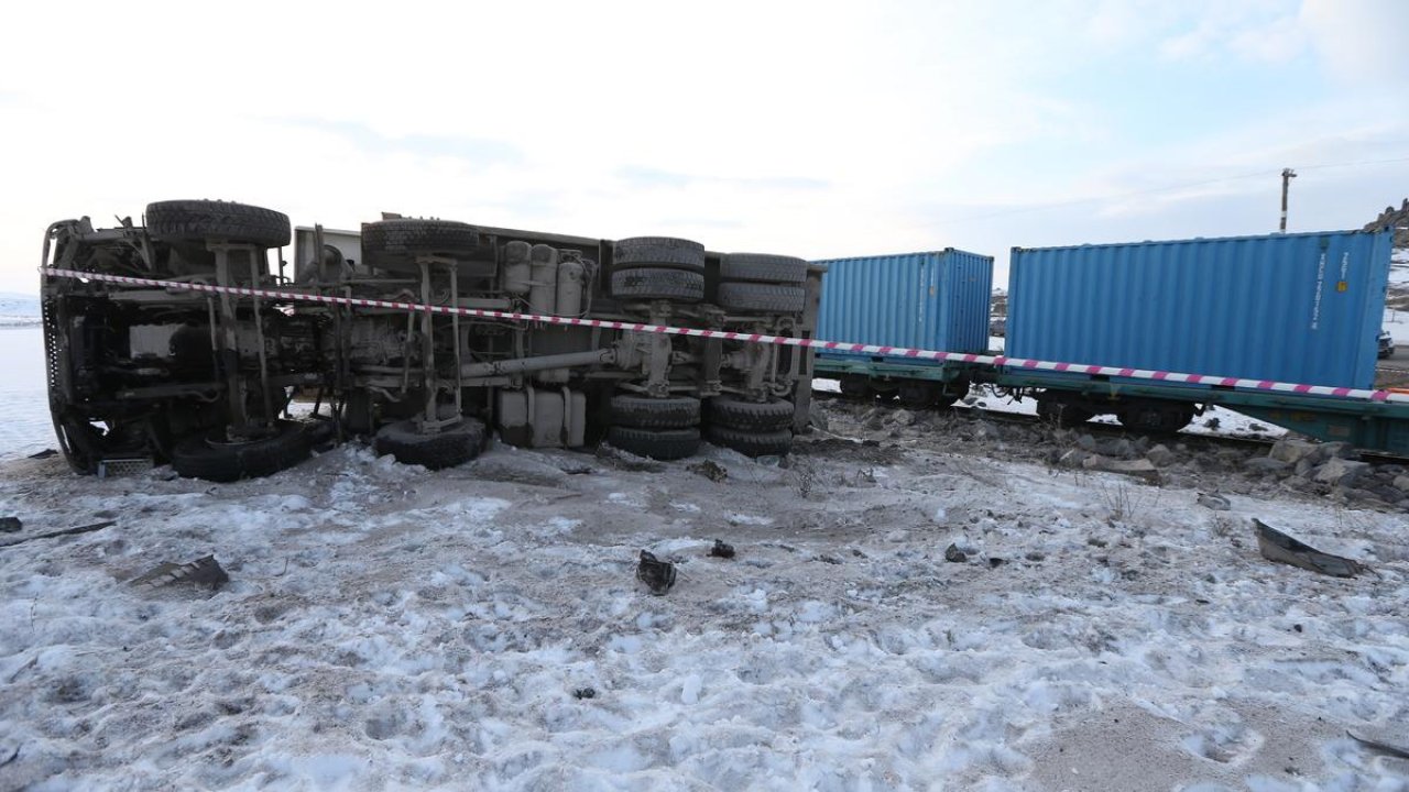 Kars'ta yük treninin çarptığı kamyonun sürücüsü hayatını kaybetti