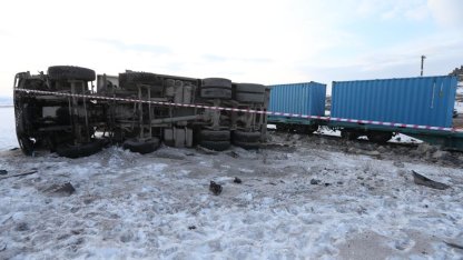 Kars'ta yük treninin çarptığı kamyonun sürücüsü hayatını kaybetti