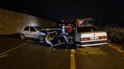 Kütahya'da iki otomobil kafa kafaya çarpıştı: 2'si ağır 4 yaralı