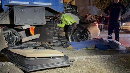 Lüks otomobil kamyona ok gibi saplandı: 1 ölü, 2 yaralı