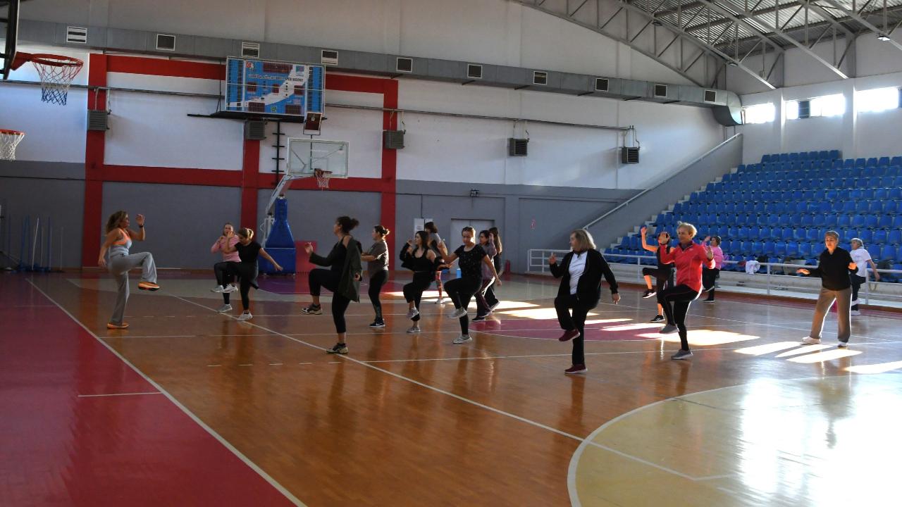 NARLIDERE’DE KADINLAR GÜNE SAĞLIKLI VE ENERJİK BAŞLIYOR