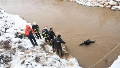 Şanlurfa'da otomobil su kanalına düştü: 4 kişi aranıyor