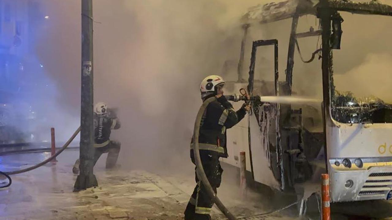 Seyir halindeyken yanan işçi servisi küle döndü