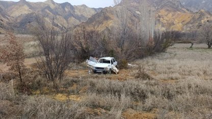 Sivas'ta otomobil şarampole devrildi: 1 kişi öldü, 2 kişi ağır yaralandı