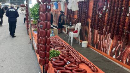 Yöresel çarşıda 850 kilo tarihi geçmiş sucuk imha edildi