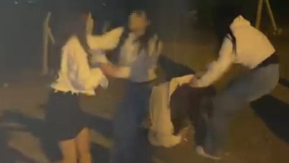 Adana'da 2 kız, tartıştıkları kızı yere yatırıp darbetti! Arkadaşları da kaydetti