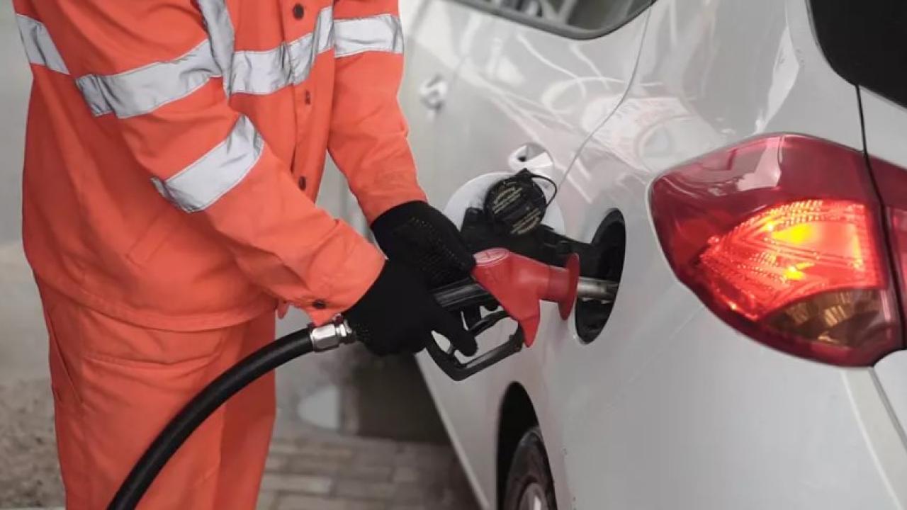 Akaryakıtta beklenen indirim geldi