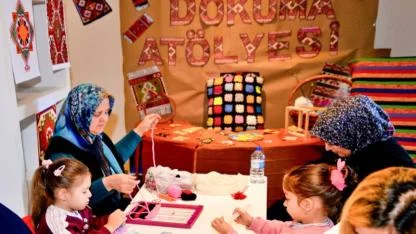 Bornova’da minik eller tezgah başında