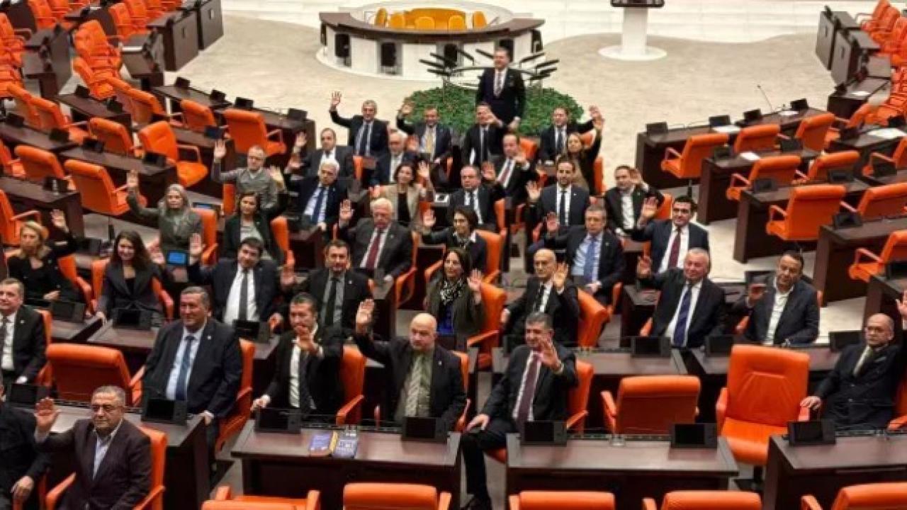 CHP'liler Meclis'te "Emekli" nöbetinde! Özel'den destek geldi