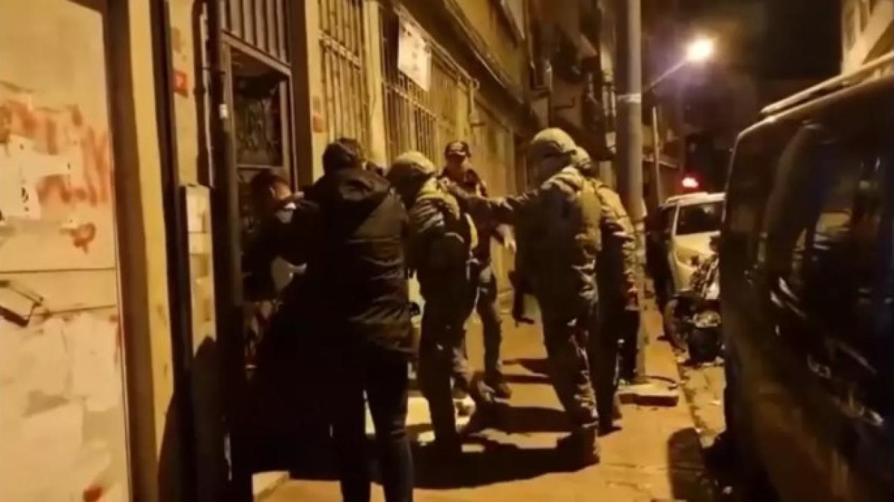 Eyüpsultan'da düzenlenen operasyonda 107 yıl hapis cezası bulunan cezaevi firarisi yakalandı