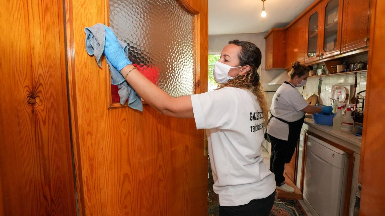 Gaziemir Belediyesi evleri temizliyor, hayatları kolaylaştırıyor