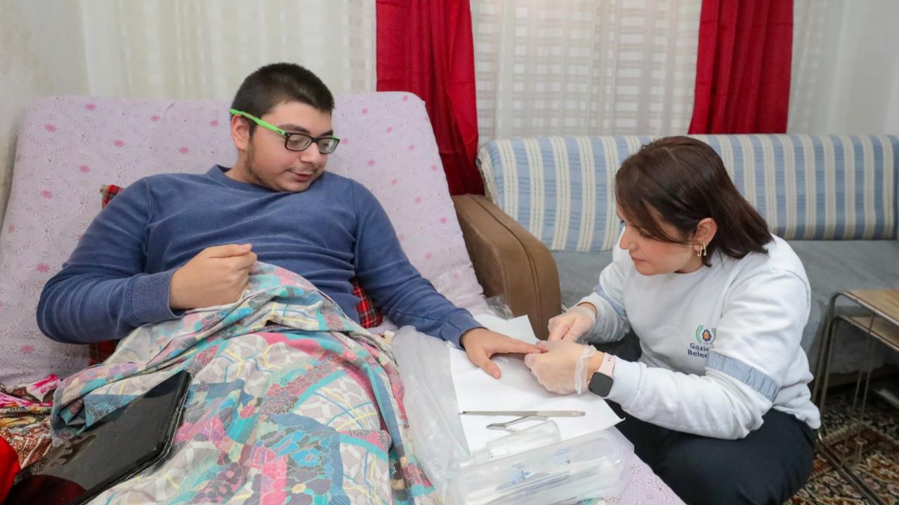 Gaziemir Belediyesi’nden vatandaşların hayatına dokunan hizmet: 1056 kişiye Evde Kuaför Hizmeti