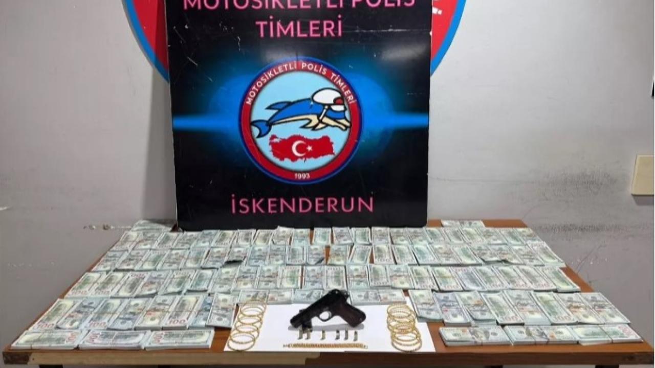 Hatay'da sahte döviz ve altın bulunan otomobildeki 3 şüpheli tutuklandı