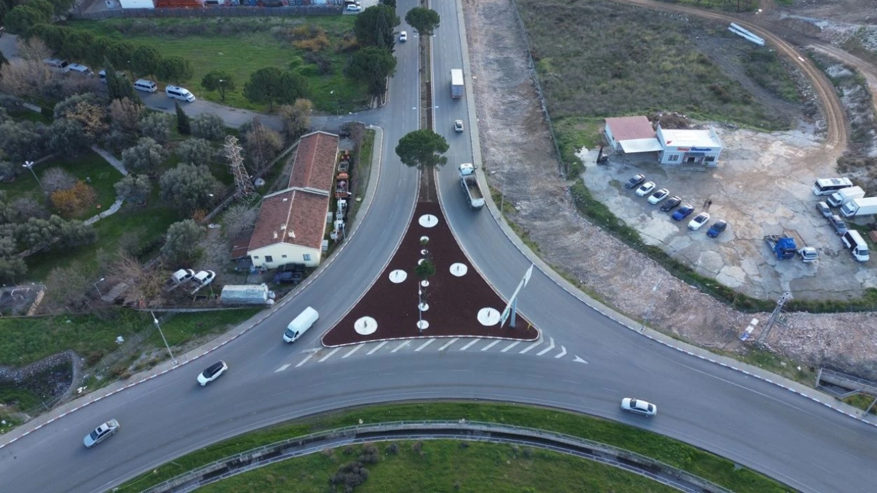 İklim krizi ve artan su kıtlığına karşı çevreye duyarlı uygulamalarını sürdüren Kemalpaşa Belediyesi’nin hayata geçirdiği kuru peyzaj uygulamalarıyla su tasarrufu sağlandı, ilçenin kent dokusu estetik ve sürdürülebilir bir anlayışla yeniden şekillendi