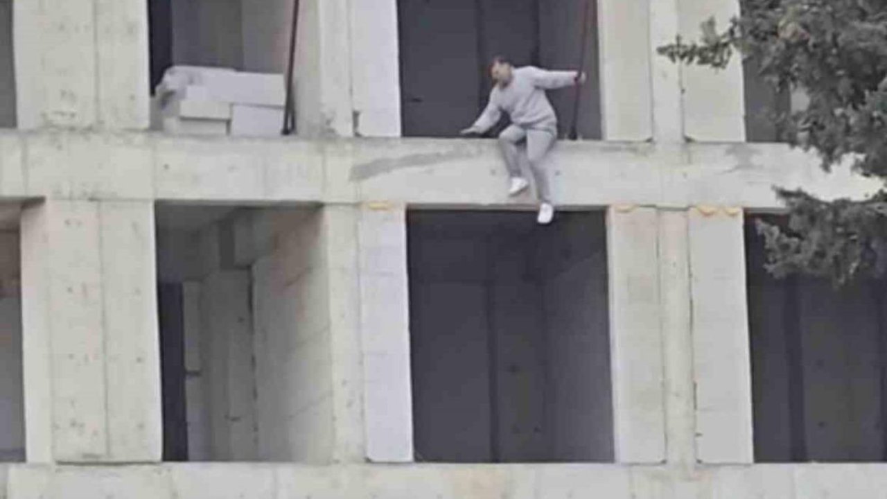 İnşaata çıkıp atlamak isteyen kişi ikna edildi