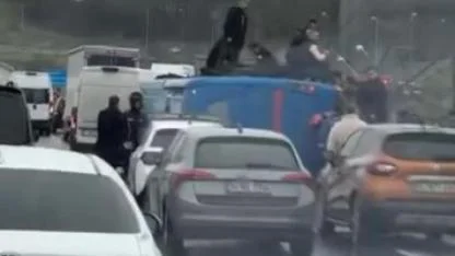 İstanbul'da cezaevi nakil aracı devrildi: 10 yaralı