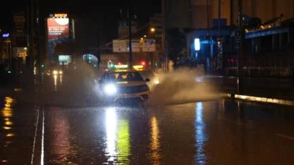 İzmir’de Gece Boyu Şiddetli Sağanak: Cadde ve Sokaklar Göle Döndü