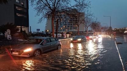 İzmir’de Gök Gürültülü Sağanak Hayatı Olumsuz Etkiledi