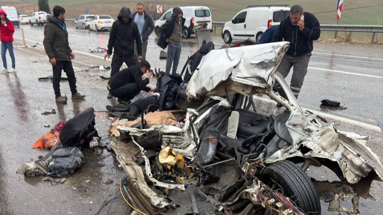 Kafa kafaya çarpışma, 3 can kaybı! Adıyaman'da otobüsle çarpışan araba pert oldu