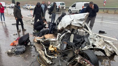 Kafa kafaya çarpışma, 3 can kaybı! Adıyaman'da otobüsle çarpışan araba pert oldu