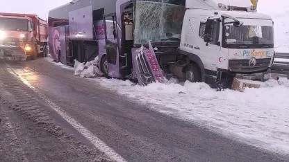 Kars'ta yolcu otobüsü kamyona çarptı: 9 yaralı