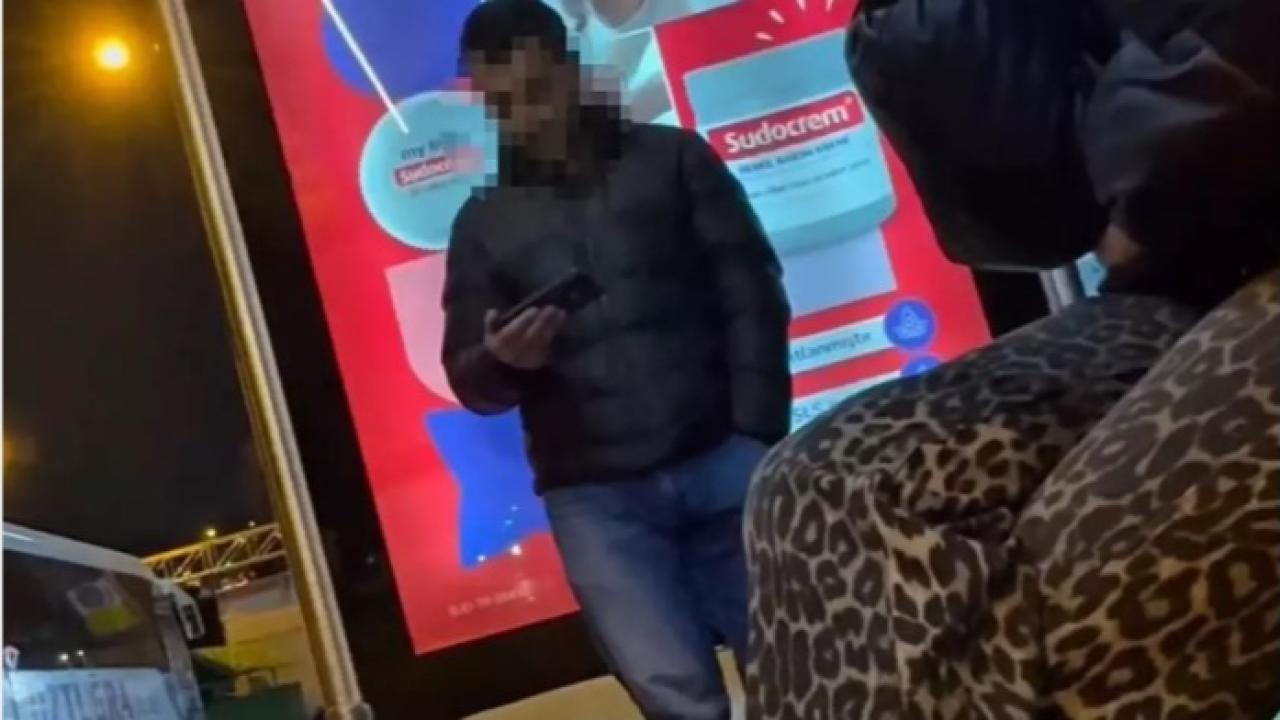 Otobüs durağında skandal görüntü: Karşısındaki kadınlara bakarak...