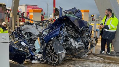 Otoyolda gişe faciası: 2 ölü! Sıkışan otomobilin son hali ortaya çıktı