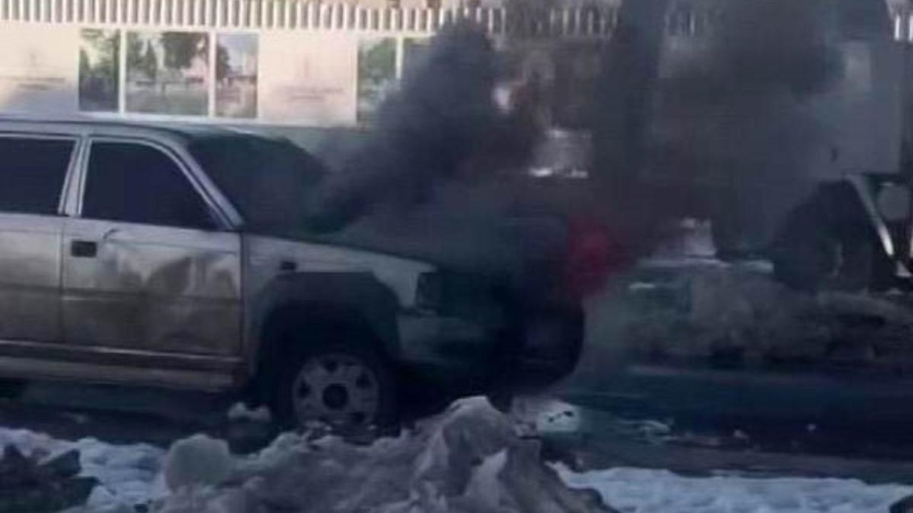 Seyir halindeki pikap alev aldı