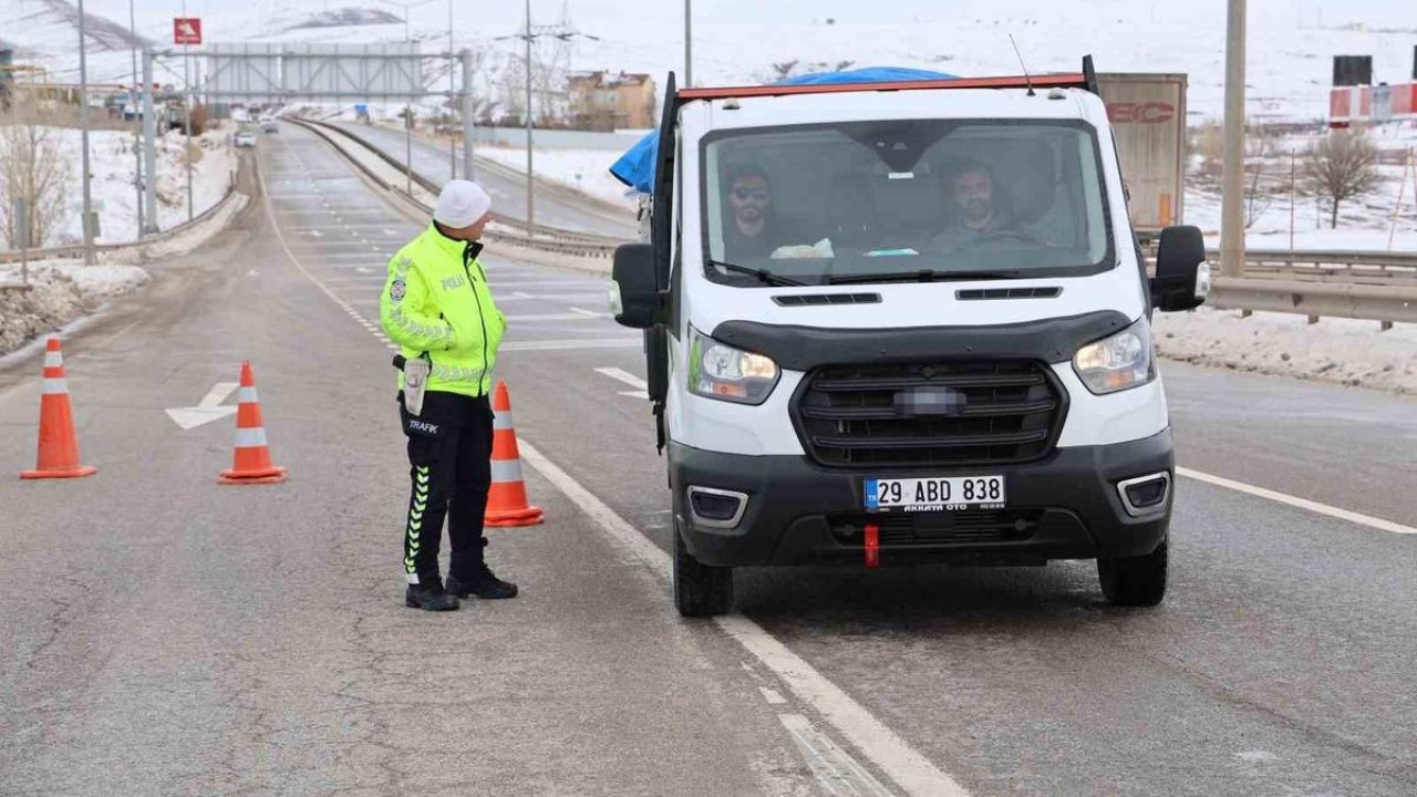 Sivas-Kayseri kara yolu araç ulaşımına kapatıldı