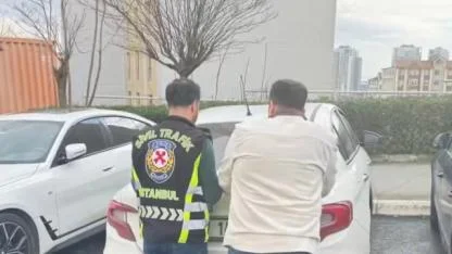 Trafikte araç camını kıran saldırgan sürücü gözaltına alındı