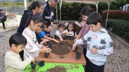 Üretici Pazarında çocuklara tohum, ailelerine sirke yapım atölyesi