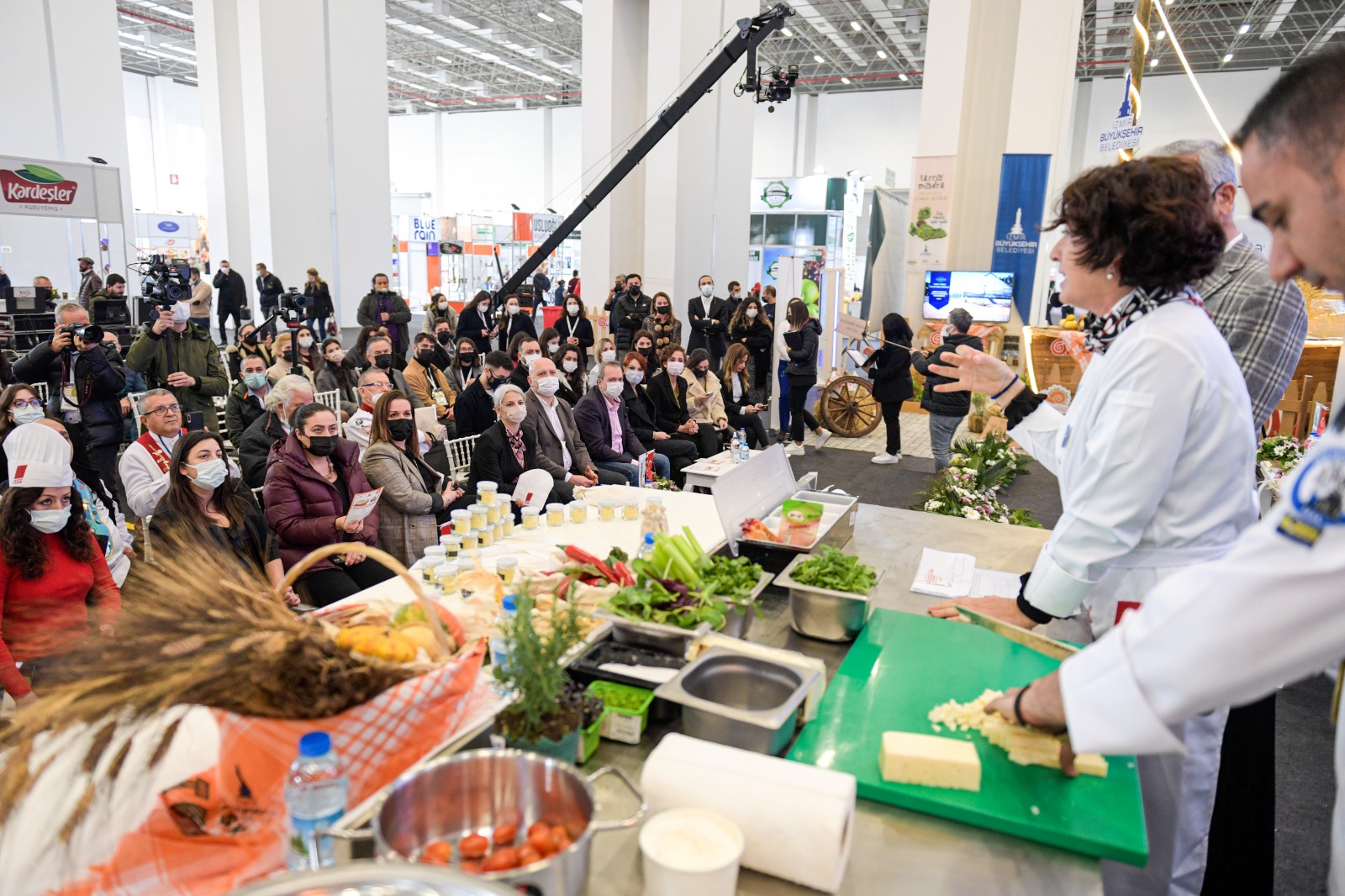 Neptun Soyer "Yerliyse Yeriz" dedi, sakızlı tarhana çorbası yaptı!