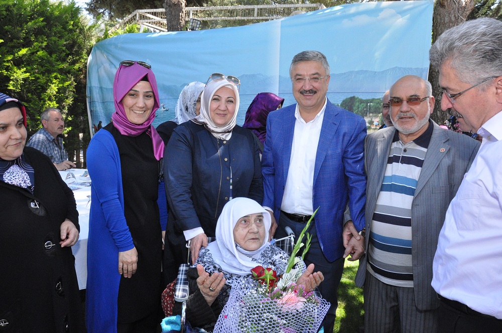 Hemşerileri Necip Nasır'ı Bağrına Bastı