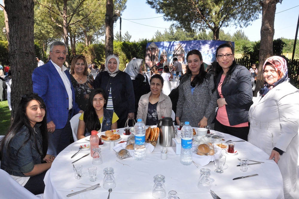 Hemşerileri Necip Nasır'ı Bağrına Bastı