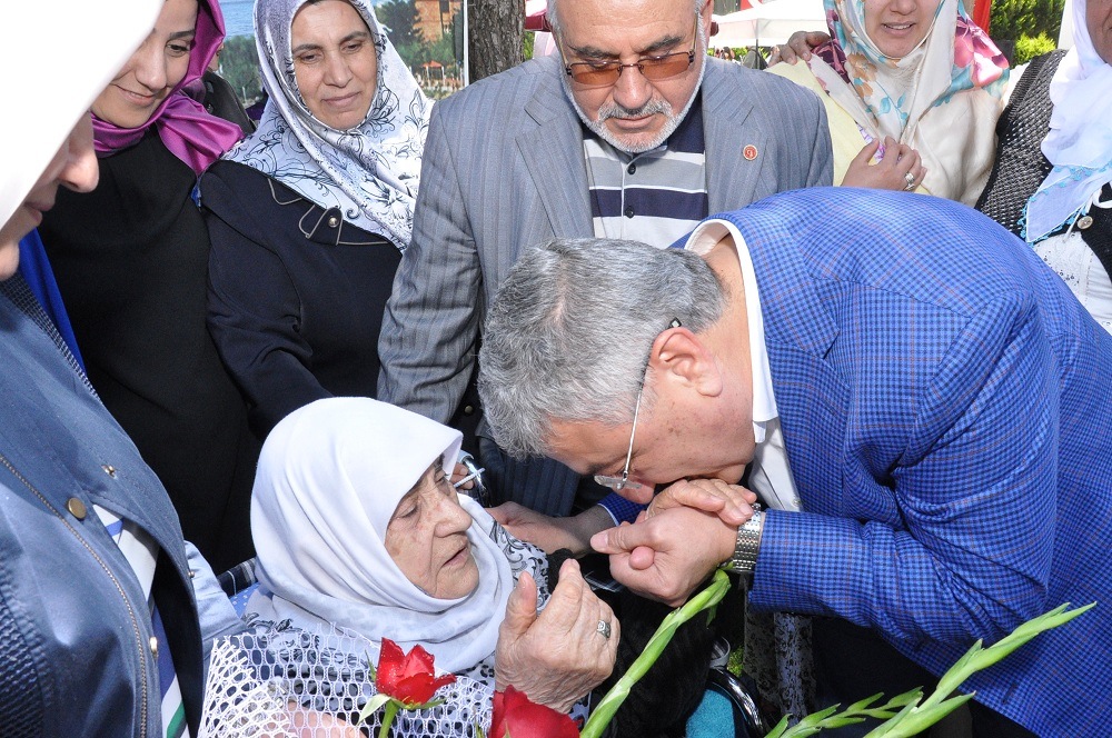 Hemşerileri Necip Nasır'ı Bağrına Bastı
