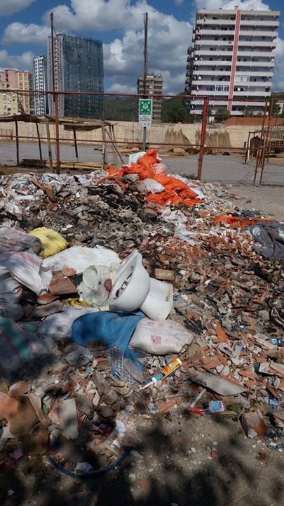 Karşıyaka'daki Çöpler Vatandaşı Canından Bezdirdi!