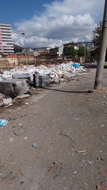 Karşıyaka'daki Çöpler Vatandaşı Canından Bezdirdi!