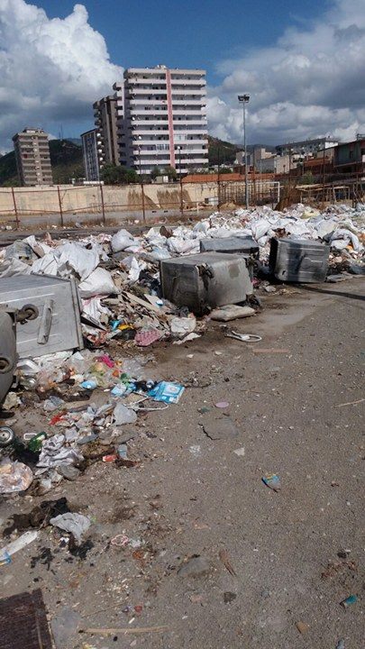 Karşıyaka'daki Çöpler Vatandaşı Canından Bezdirdi!