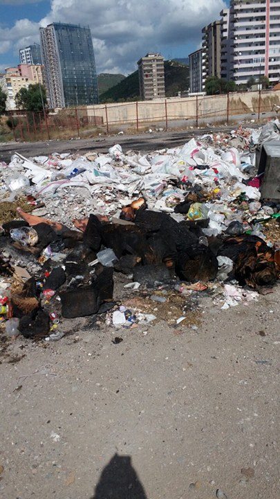 Karşıyaka'daki Çöpler Vatandaşı Canından Bezdirdi!