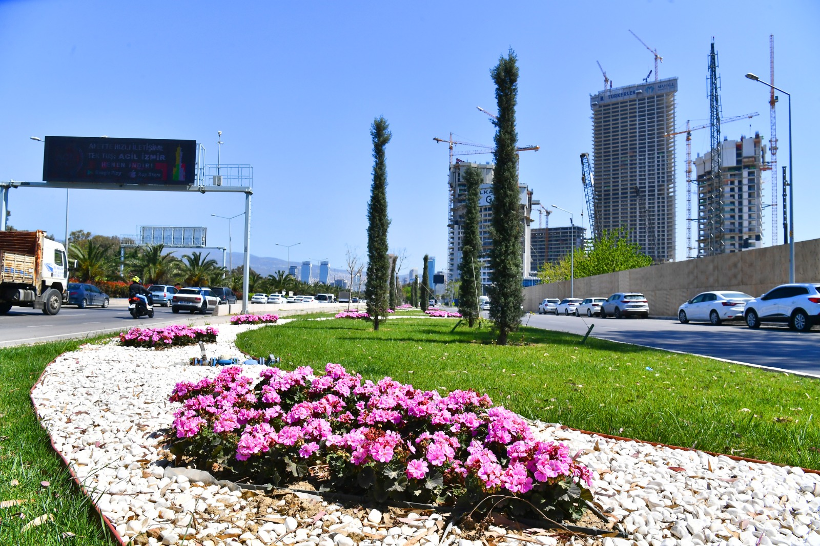 İzmir çiçek açtı