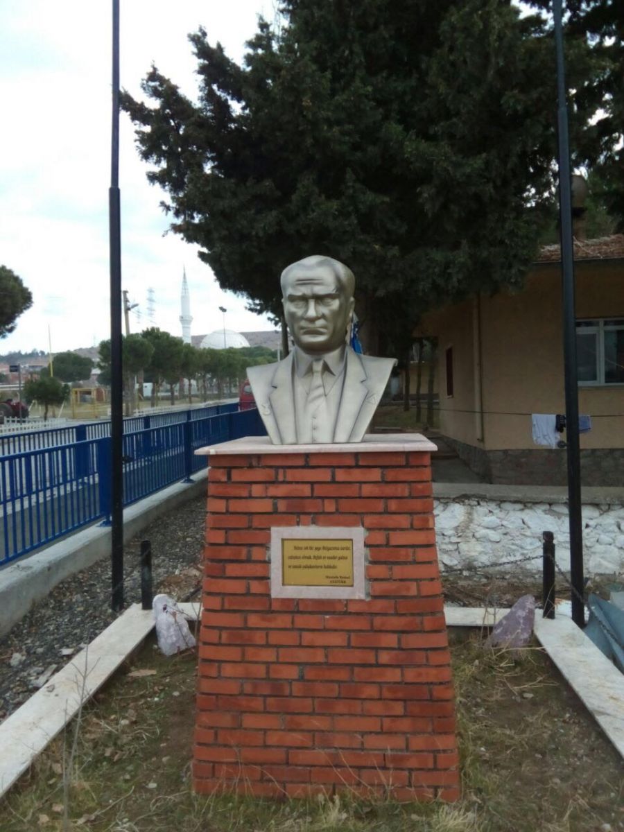 İzmir’de Atatürk büstüne çirkin saldırı!