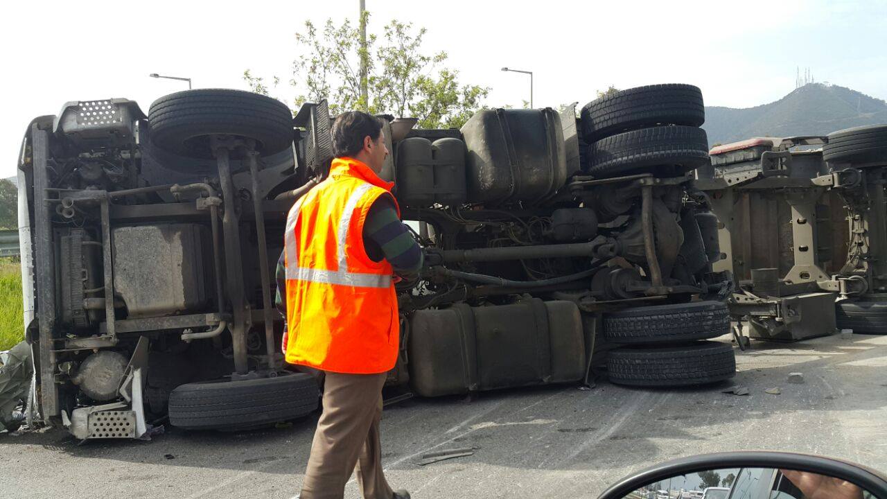 İzmir'de Tır Devrildi