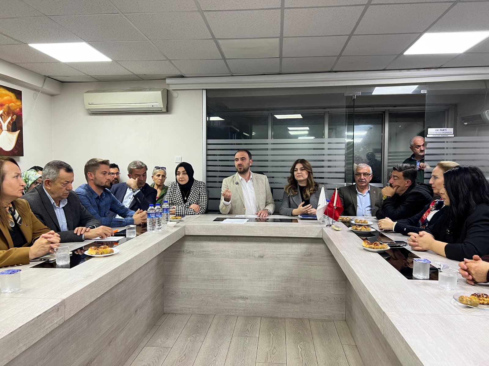 AK Parti Gaziemir İlçe Başkanı Yaşadı, trafik ve otopark üzerinden Işık'a yüklendi!