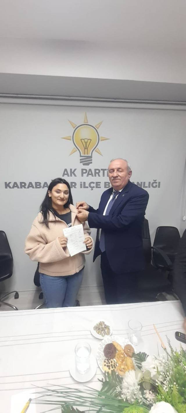 AK Parti Karabağlar’da Yeni Üyelere Rozet Töreni