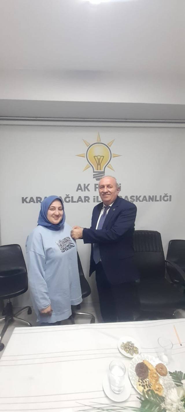 AK Parti Karabağlar’da Yeni Üyelere Rozet Töreni