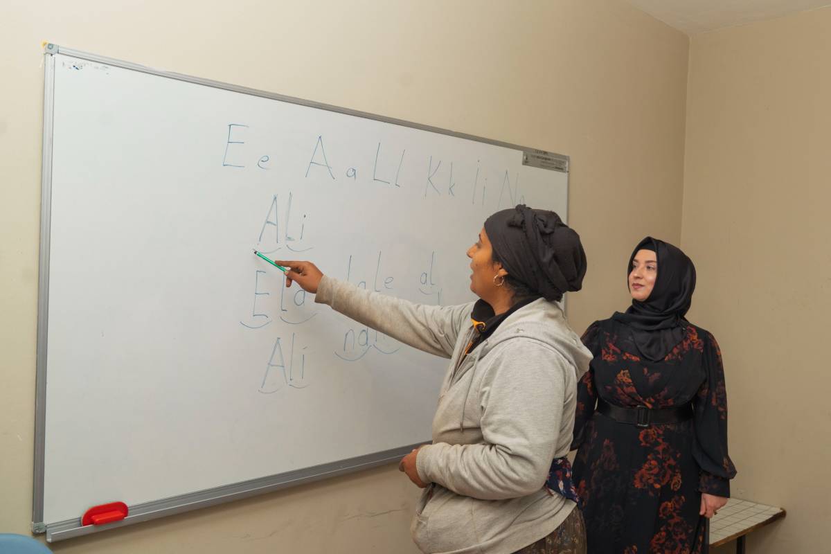 İzmir Büyükşehir Belediyesi’nin Bayındır Çırpı’daki Dayanışma Merkezi, gıdadan eğitime uzanan hizmetleriyle yurttaşların yaşamını değiştiriyor.