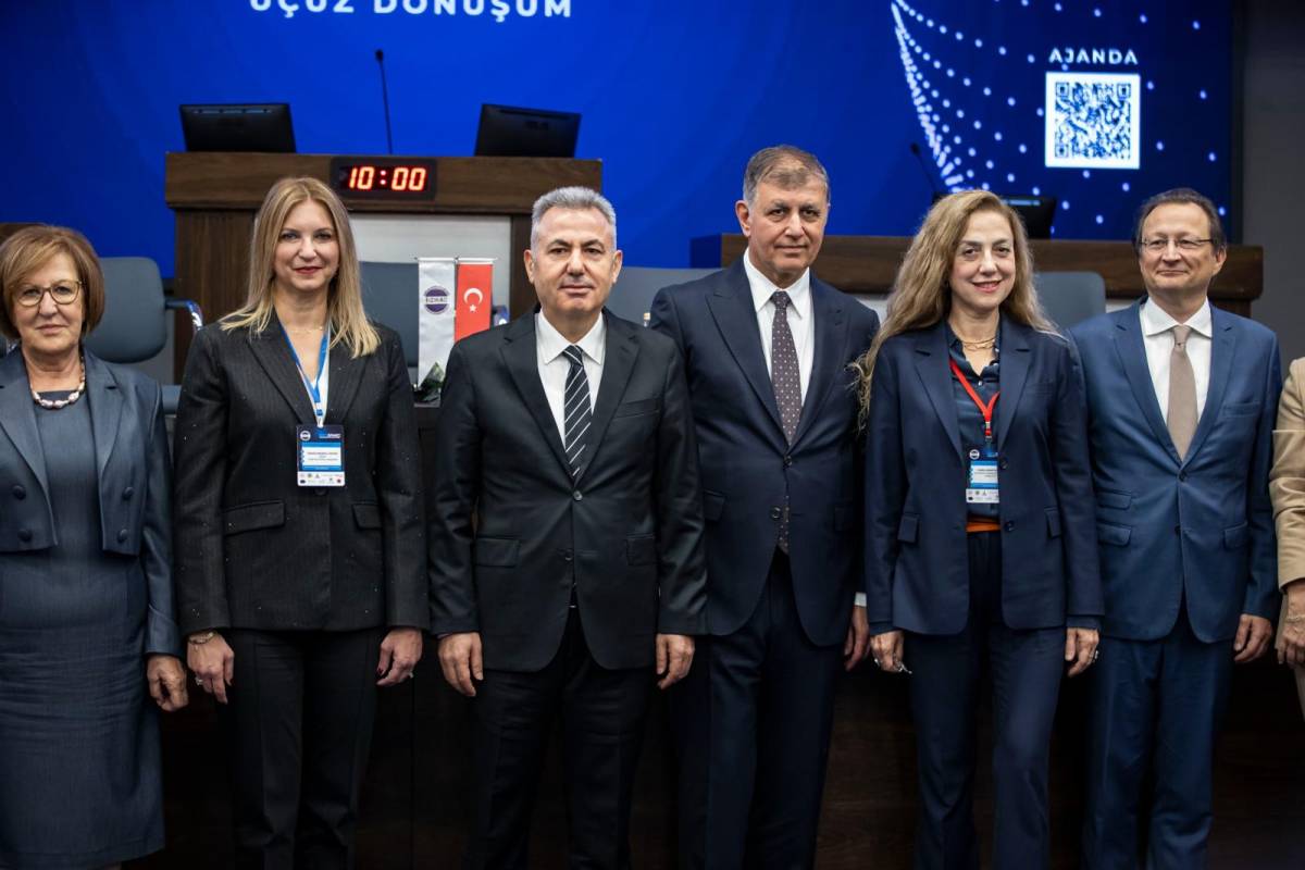 Başkan Tugay İZİKAD’ın MEDSPARC Uluslararası İş Zirvesi’ni açtı