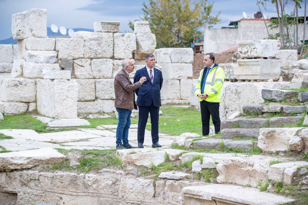 Smyrna Tiyatrosu gün yüzüne çıkıyor